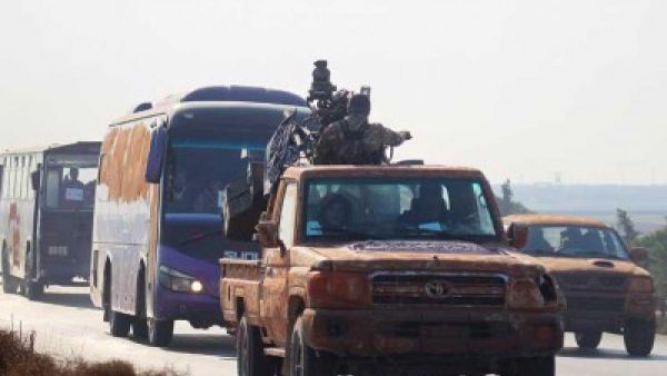 قافلة مقاتلي الزبداني تدخل الأراضي اللبنانية