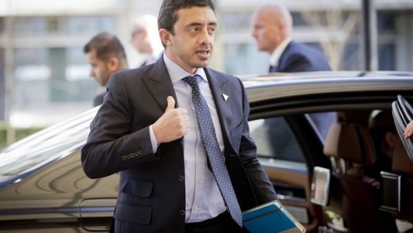 جرى الاحتفال في فندق جميرا، وتظهر لقطات الفيديو خروج ابن زايد بشكل مفاجئ