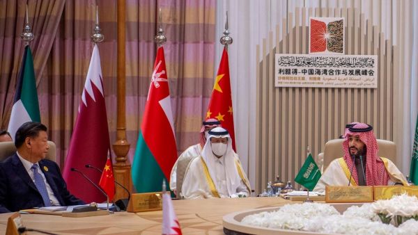 This handout picture released by the Saudi Press Agency SPA shows Saudi Crown Prince Mohammed bin Salman (R) addressing Chinese President Xi Jinping (L) during a GCC-China Summit in the Saudi capital Riyadh, on December 9, 2022 - Photo by SPA / AFP China-GCC investments surge after Saudi summit