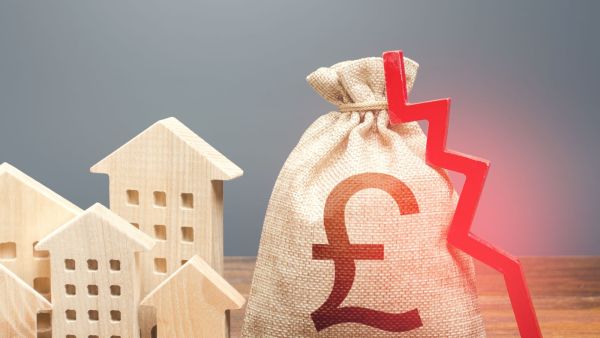UK housing prices take biggest hit in 14 years