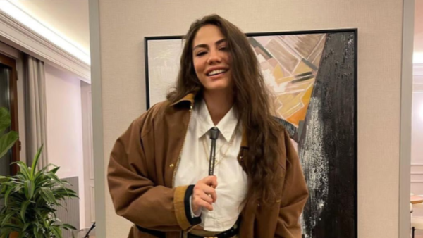 Özdemir shows cleavage in Riyadh Season 