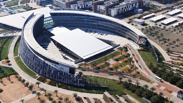 تضمّ الدفعة 41 من خريجي الجامعة 2725 طالباً وطالبة، منهم 346 في برامج الدراسات العليا، و62 خريجاً وخريجة من كلية الطب والعلوم الصحية. جامعة الإمارات تحتفل بتخريج الدفعة 41 يوم 8 يونيو الجارى