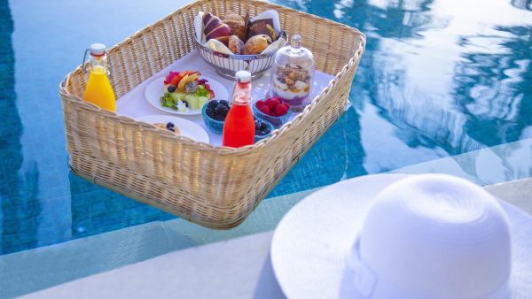 سيحظى الضيوف بإقامة ممتعة في الفندق ومرافقه المتنوعة مع إمكانية الوصول إلى الشاطئ والمسبح فضلاً عن الاستمتاع بفعاليات أكوا لاند للعائلات ابتداءً من 70 ريال عُماني لليلة الواحدة غير شاملة للضريبة. فندق قصر البستان، ريتز – كارلتون يعاود استقبال ضيوفه بتجارب عائلية حصرية