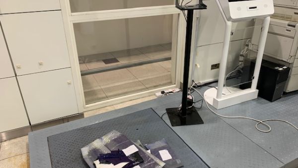 مخبأة في تجويف هيكل ثلاث حقائب لمسافر قادم عبر مطار دبي Dubai Customs Thwarts Smuggling of 9.6kg of Cocaine