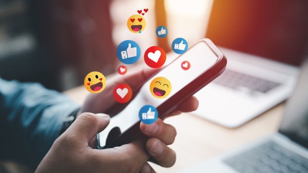 Facebook announced the launch of a new set of sponsored chat themes for Messenger, Chat Themes, Quick Reply Bar, and Pay via QR Codes and Payment Links in Messenger. (Shutterstock) Tech This Week: YouTube Combats CopyRight Violations with New Tool, Facebook, Twitter Roll Out New Updates