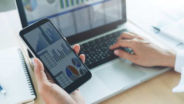 تُؤكد الأداة الجديدة، والتي تحمل اسم "تحليل العلامات متعددة اللغات لتغريدات فيروس كورونا كوفيد -19 في دولة الإمارات"، بقاء المشاعر لدى جميع الأفراد في الدولة بحالة إيجابية مستقرة. باحثة إماراتية في جامعة خليفة تطور أداة جديدة على الإنترنت لتسهيل عملية تحليل المشاعر تجاه تطورات فيروس كورونا المستجد على تويتر