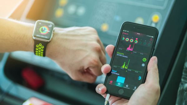If you have an Apple Watch Series 6 and iOS 7 or later, you can use the built-in app oximeter to measure your blood oxygen level that indicates if you are getting enough oxygen to your brain and other vital organs. (Shutterstock) You Can Now Measure Your Blood Oxygen Level Using Your Apple Watch