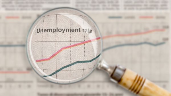 ارتفاع البطالة إلى أعلى مستوياتها منذ عامين بنسبة 9.6% بسبب جائحة كورونا