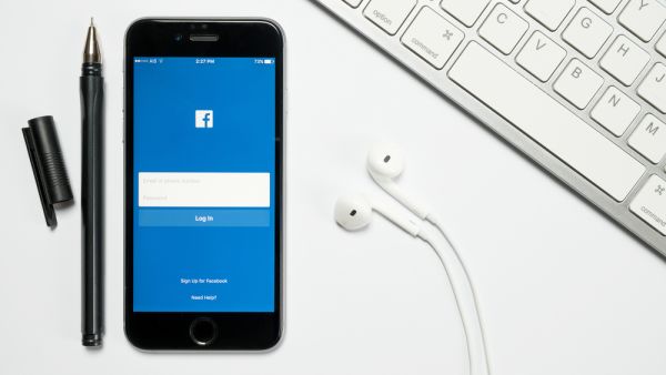 Tech Giants Feud Heats up As Facebook Removes Apple’s Blue Tick Page Verification
