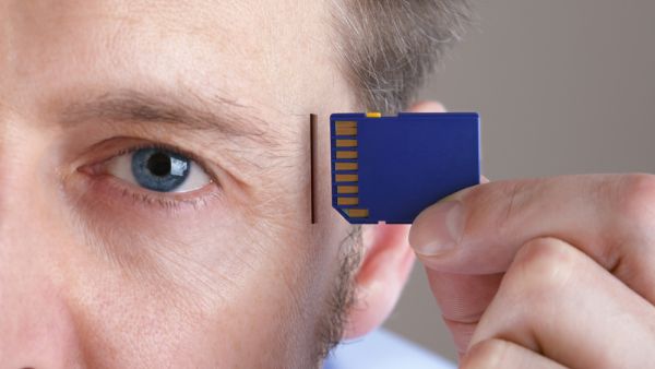 IT Expert Warns of the Implantable Brain Chips’ Dangers