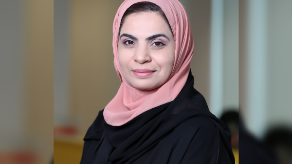 آمال بنت حسين اللواتية، الرئيسة التنفيذية لوحدة الموارد البشرية في Ooredoo عائلة Ooredooتتبرع بالدم لمرضى فيروس كورونا (كوفيد – 19)