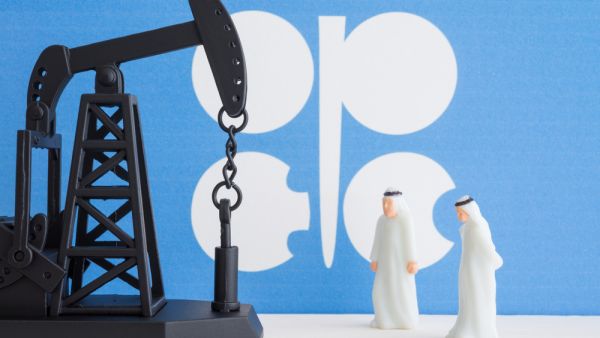 Rystad: Oil Glut to Halve to 13.6 Million bpd in May