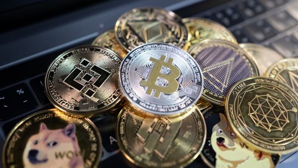 أفضل وأسوأ العملات أداءً في 2021