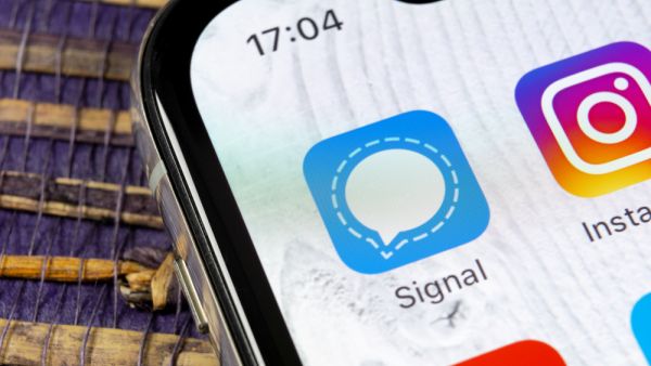 Signal Starts Online War Against Facebook Over Banned Ads 