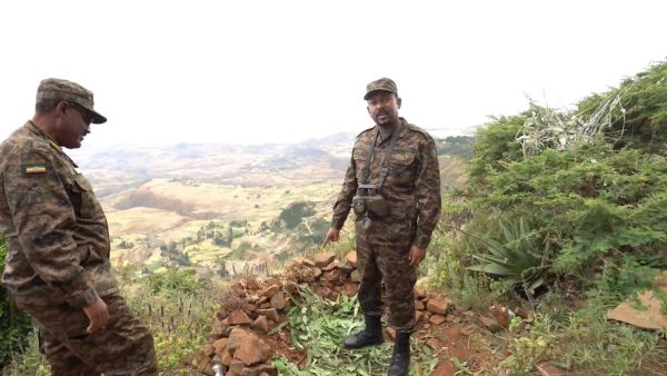 رئيس الوزراء الاثيوبية آبي أحمد مرتديا الزي العسكري