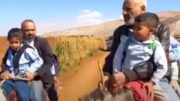 لبنانيون يوصلون ابناءهم للمدارس على ظهور الحمير