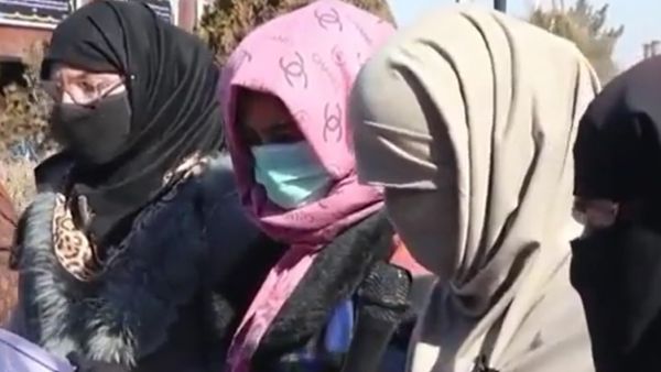 أفغانيات يتظاهرن في كابول دفاعا عن الحجاب