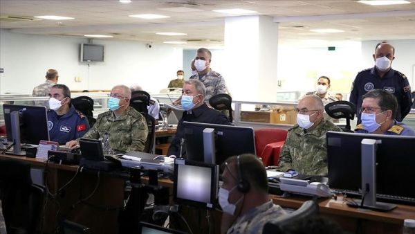 صورة تظهر وزير الدفاع التركي خلوصي اكار خلال اشرافه على عمليات القصف الجوية للقوات التركية في شمال العراق 