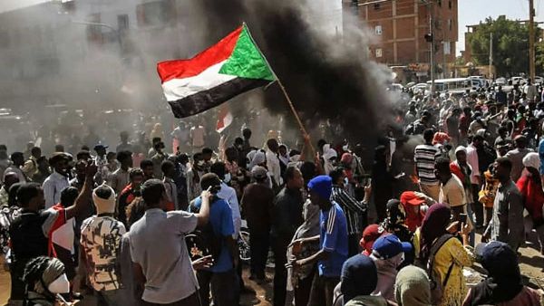 مقتل متظاهر مع تواصل الاحتجاجات المطالبة بالحكم المدني في السودان