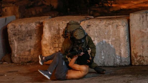 مستوطنون يطعنون فلسطينيا بالقدس وجنود اسرائيليون يعتدون بوحشية على عائلة بالخليل