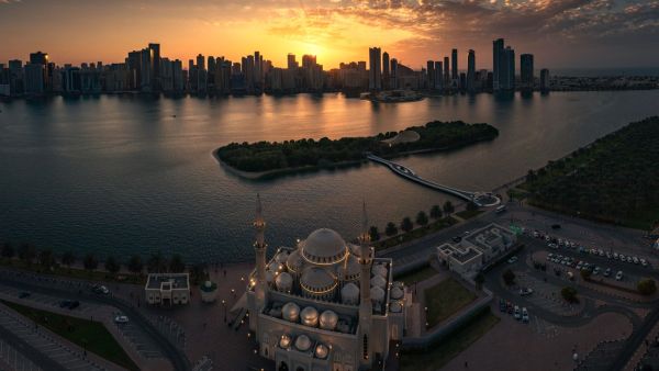 الشارقة.. زيادة أيام العطلة الاسبوعية رفعت من انتاجية الموظفين