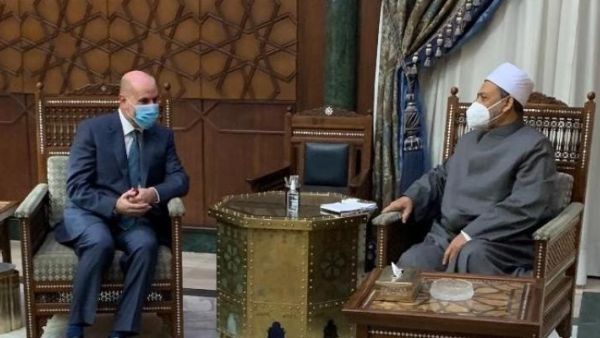 شيخ الأزهر احمد الطيب خلال استقباله مستشار الرئيس الفلسطيني للشؤون الدينية محمود الهباش