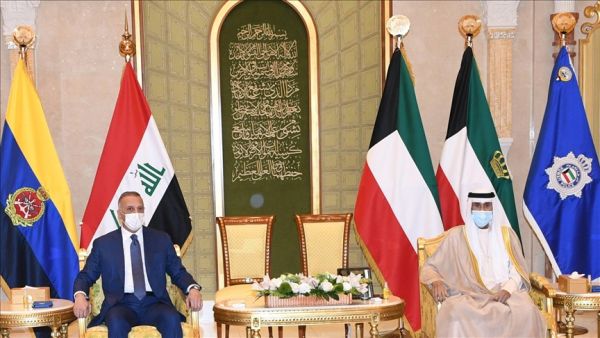 رئيس الوزراء العراقي مصطفى الكاظمي مع نظيره الكويتي الشيخ صباح الخالد الحمد الصباح في الكويت.