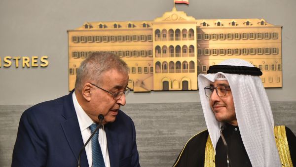 وزير الخارجية الكويتي أحمد ناصر الصباح (يمين) في مؤتمر صحفي مشترك مع نظيره اللبناني عبد الله بوحبيب في بيروت