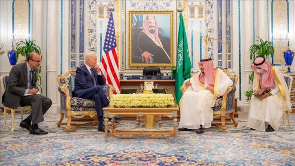 الملك سلمان خلال استقباله بايدن بعيد وصوله الى السعودية الجمعة