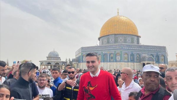 الشيف بوراك يؤدي صلاة أول جمعة من رمضان في الاقصى