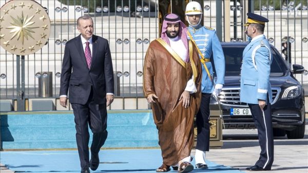 الرئيس التركي رجب طيب أردوغان (يسار) خلال استقباله ولي العهد السعودي الامير محمد بن سلمان