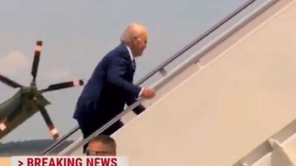 بايدن يتعثر مجددا على سلم الطائرة