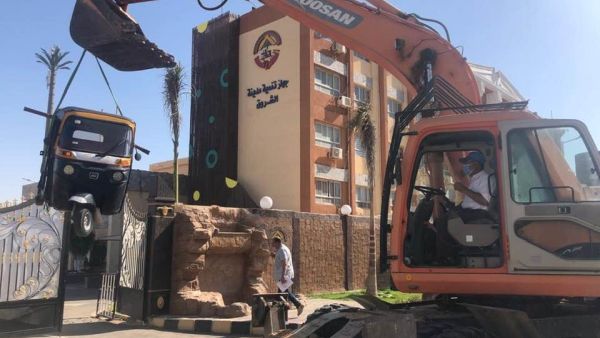 هذا مصير أي "توك توك" يقترب من مدينة الشروق المصرية