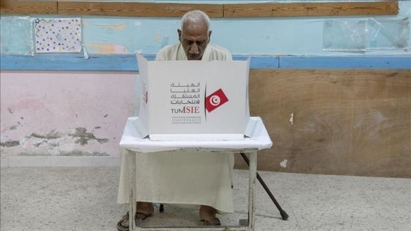 تونس.. اتساع دائرة المقاطعة للانتخابات وتحذيرات من "انفجار عام"