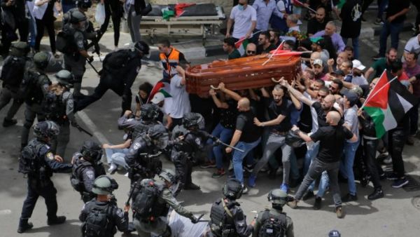 إسرائيل تفتح تحقيقا في اعتداء قواتها على جنازة أبو عاقلة