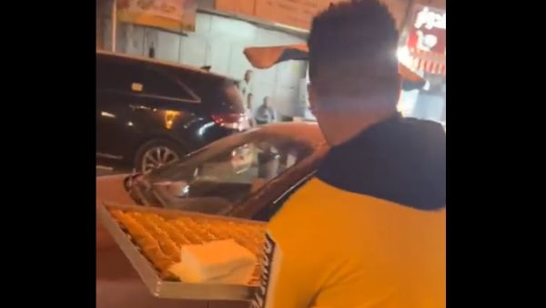 فلسطينيون يوزعون الحلوى في جنين ابتهاجا بعملية تل ابيب (فيديو)