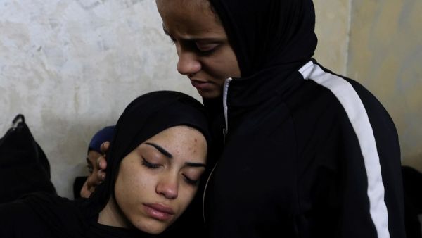 فلسطينيتان من عائلة الشهيد مهدي حشاش خلال جنازته في نابلس