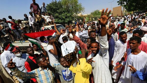مئات السودانيين يواصلون الاعتصام في الخرطوم للمطالبة برحيل الحكومة