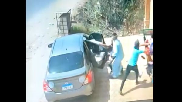 لحظة اختطاف طفل من أمه على يد عصابة في مصر