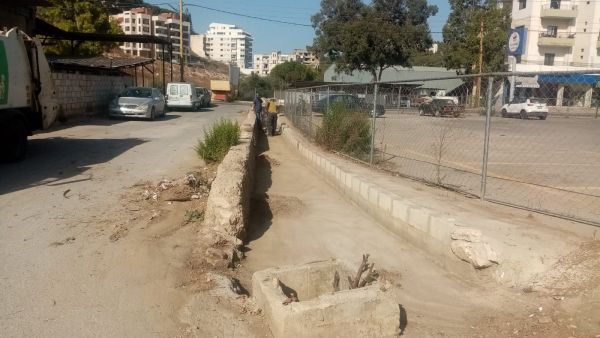 بلدة لبنانية تفرض حظر تجول على اللاجئين السوريين