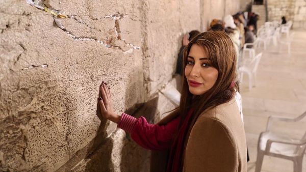 سارة عيدان امام حائط البراق في القدس الشرقية المحتلة