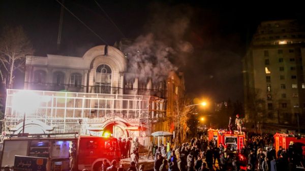 مشهد من الهجوم على السفارة السعودية في طهران عام 2016 والذي شهد بداية القطيعة الدبلوماسية بين البلدين