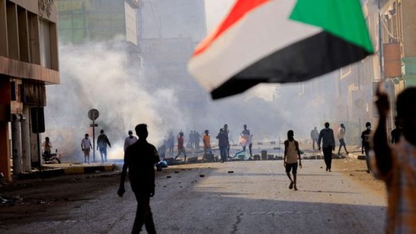 السودان: الآلاف يتظاهرون للمطالبة بالحكم المدني وقوات الأمن تواجههم بقنابل الغاز