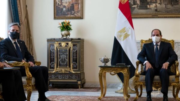 الرئيس المصري عبدالفتاح السيسي (يمين) ووزير الخارجية الاميركي انتوني بلينكن