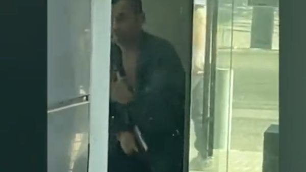 علي الساحلي حاملا مسدسا خلال اقتحامه مصرف "بي إل سي" في مدينة شتورة