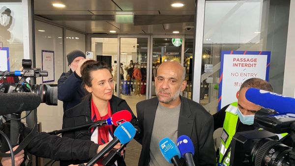 رامي شعث يصل باريس بعد افراج مصر عنه مقابل تخليه على جنسيتها