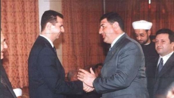 الاسير المحرر مدحت الصالح مصافحا الرئيس السوري بشار الاسد