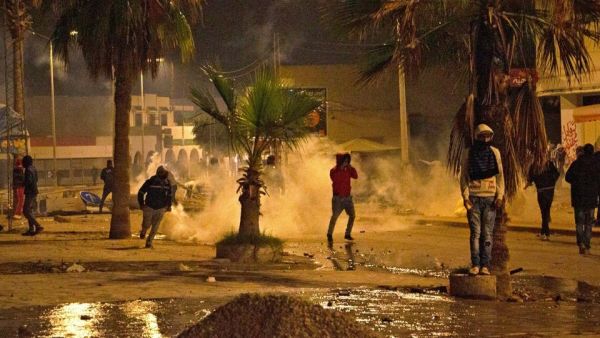 تجدد المواجهات العنيفة بين الأمن والمحتجين في صفاقس التونسية