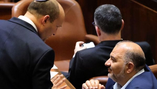 "القائمة العربية" تهدد باسقاط حكومة بينيت بسبب احداث الاقصى