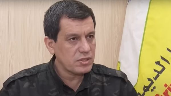 تضارب حول تعرض قائد قوات سوريا الديمقراطية لمحاولة اغتيال بمطار السليمانية